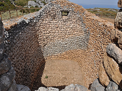 zu einem der ehemaligen Schneehäuser.