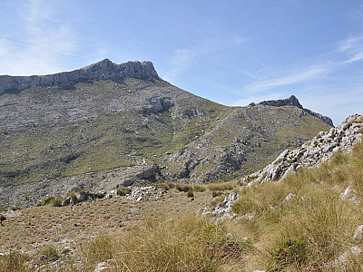das Hauptmassiv im Süden sichtbar wird.