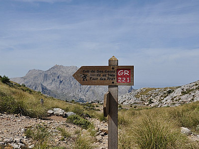 Links dem Weg GR 221 weiter folgen