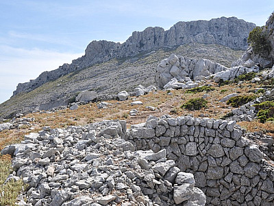 Noch ein verfallenes Schneehaus.