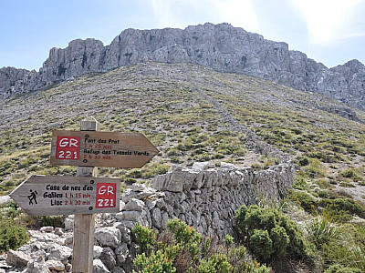  Der Mauer weglos zum Einstieg folgen.