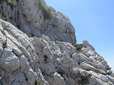 Hier dem Band nach rechts folgen