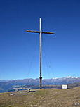 Das riesige Gipfelkreuz am Maurerberg