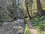 ...geht es stets am Bach entlang