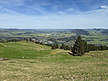 Begleitet werden wir von der Aussicht aufs Alpenvorland