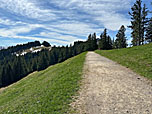 Von der Bergstation wandern wir noch einige Meter bergauf