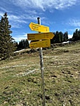 Wir verlassen die Gedenkstätte in Richtung Alpe Oberberg