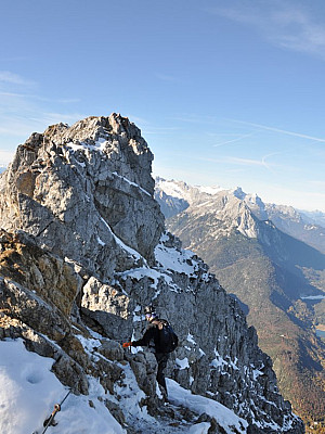 Die ersten Meter auf dem Steig führen gleich bergab