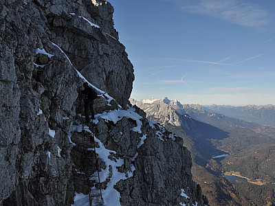 Im schattigen Fels über Leitern bergauf