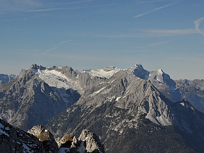 Die schneebedeckte Wettersteinwand