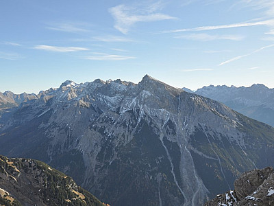 Im Osten die Pleisenspitze