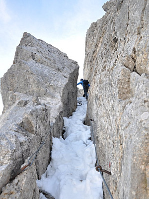 Der Aufstieg ist stellenweise mit 2 Drahtseilen gesichert