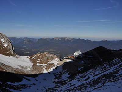 Karwendelgrube mit Bergstation und Alpenmuseum