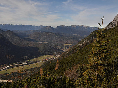 Blick auf Mittenwald beim Abstieg