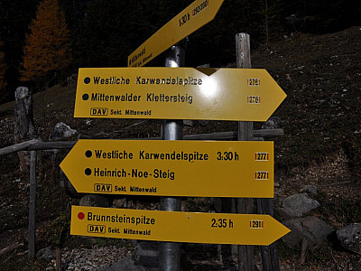 Wegweiser an der Brunnsteinhütte
