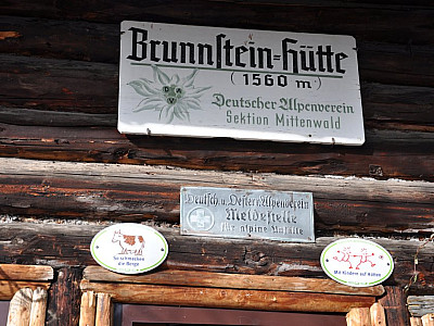 Schild am Eingang der Brunnsteinhütte