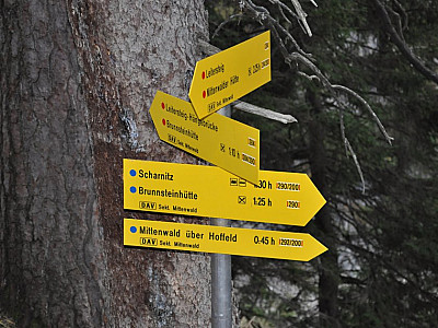 Weiter den Wegweisern des Leitersteig nach.