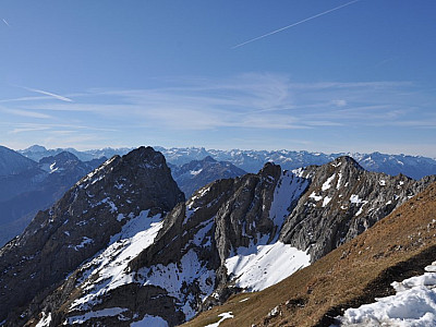 Blick auf die Ostseite des Grates zur Sulzklammspitze (2321 m) 