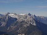 Ganz unten erkannt man das Gipfelkreuz des Gerberkreuz (2307 m)