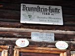 Schild am Eingang der Brunnsteinhütte