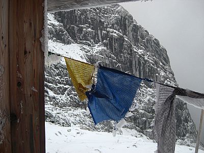 Gebetsfahnen an der Hütte