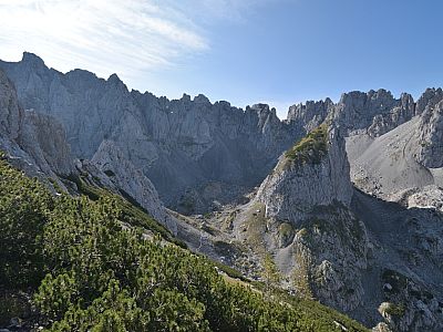 Links vom Kleinkaiser die Fritz-Pflaum-Hütte