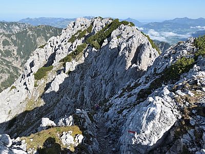 .... bis uns der Weg ein wenig auf der Westseite hinunter führt.