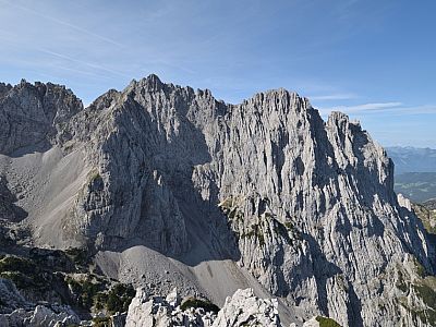 Im Westen die gewaltige Ostwand der Goinger Halt