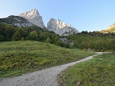 Im Südwesten befindet sich zwischen den Felsen die Steinerne Rinne
