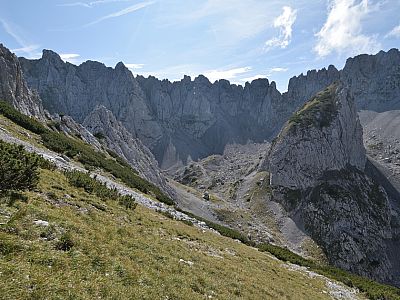 ... und marschieren auf dem Aufstiegsweg ...