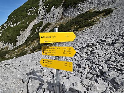 Hier zweigt nach rechts der Aufstieg zum Lärcheck ab