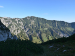 Im Norden blicken wir auf den sonnenbeschienenen Feldberg