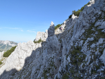 Nach ein paar Metern steigen wir wieder zum Grat auf