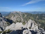 Der Blick auf den Nordgipfel des Mitterkaiser und auf den Zahmen Kaiser im Hintergrund