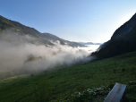 Der Ausblick nach Osten ins wolkenverhangene Kaiserbachtal 