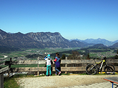 Rechts vom Pendling reicht die Sicht bis zu den Chiemgauer Alpen