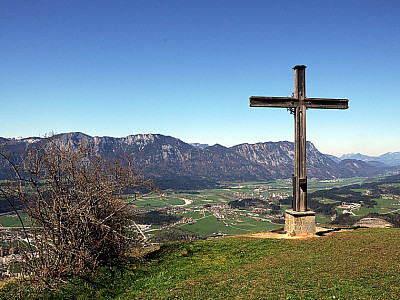 Hinter dem Gipfelkreuz der Mittagskopf und der Pendling