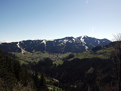 Der Blick nach Süden auf die Skipisten von Niederau in der Wildschönau