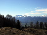 Im Westen sieht man das schneebedeckte Rofangebirge