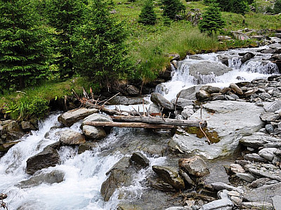 über diese Brücke.