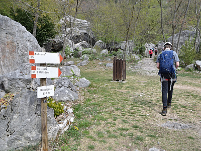 Auf dem Weg 675 geht es weiter zum Einstieg der Ferrata Ottorino Maragoni