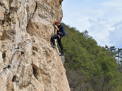 Die erste Querung führt recht ausgesetzt nach rechts (C)