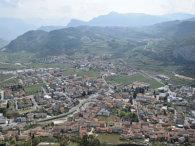 Immer wieder fällt der Blick hinunter auf Mori