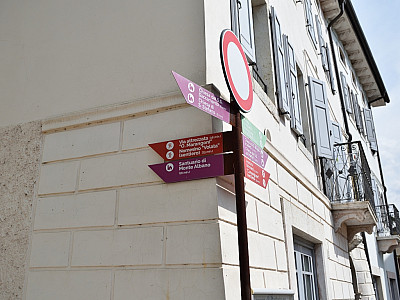 Sowohl Klettersteig als auch Kirche sind hier angeschrieben