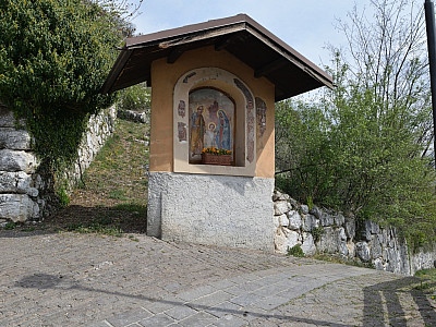 Auf dem Weg zum Heiligtum passieren wir mehrere Stationen eines Kreuzweges
