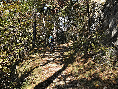 Ein Wanderweg führt uns weiter zum Gipfel des Monte Cas
