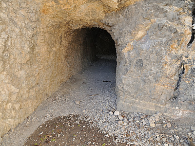 ... der Stollen bringt uns auf den eigentlichen Wanderweg zurück