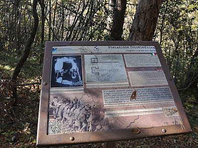 Im ersten Weltkrieg war hier ein riesiger Flutlichtstrahler montiert, der zum Schutz auf Schienen in die Höhle gefahren werden konnte