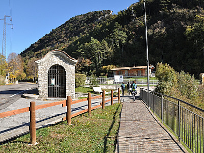 Auf einer Teerstraße beginnt der Aufstieg zur Wallfahrtskirche Madonna di Montecastello 
