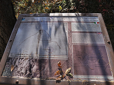 Vorsicht, in dem Bauwerk befindet sich ein langer Schacht, der mit der Höhle verbunden ist